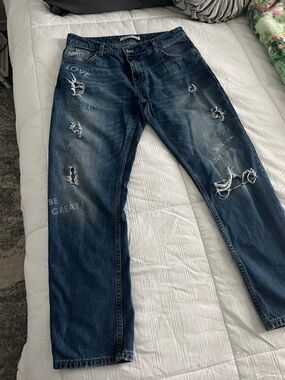 Zara Distressed Dark Blue women’s jeans with Graphic Text